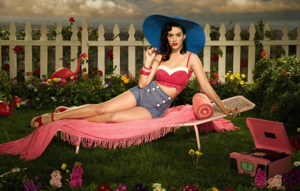 Кэти Перри в синей шляпе