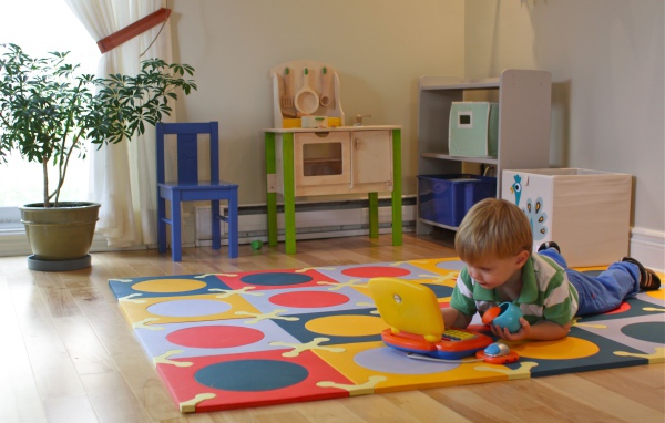 Малыш играет в детской комнате