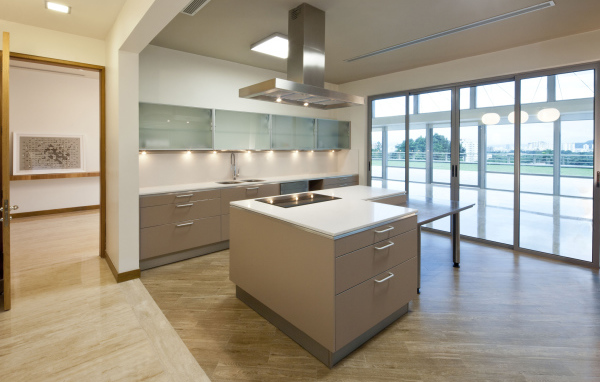 Кухня с панорамными окнами