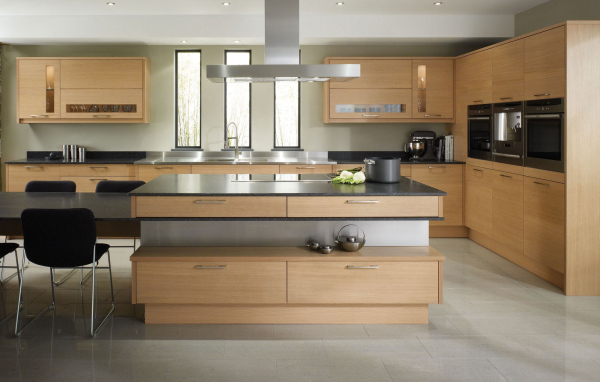 Просторная светлая кухня