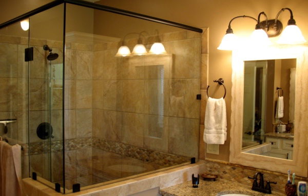 Просторная душевая кабина в ванной