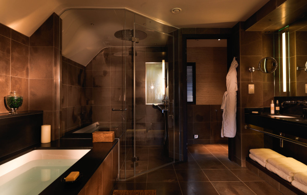 Большая душевая кабина в ванной комнате