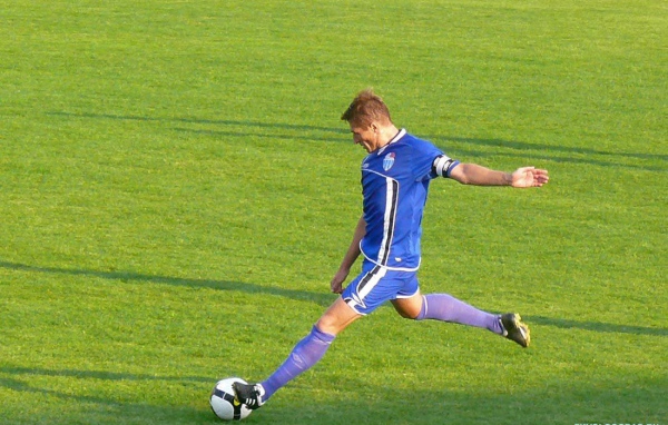 Легендарный футболист Олег Веретенников на поле