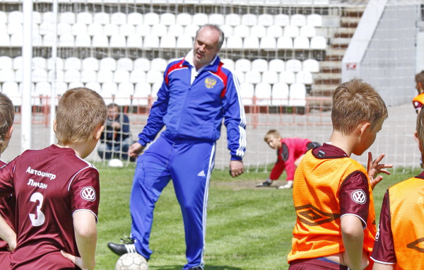 Легендарный вратарь Игорь Шалимов с юными футболистами