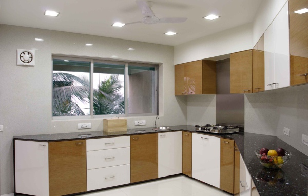 Светлая маленькая кухня