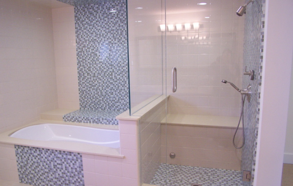 Нежно розовый кафель в ванной