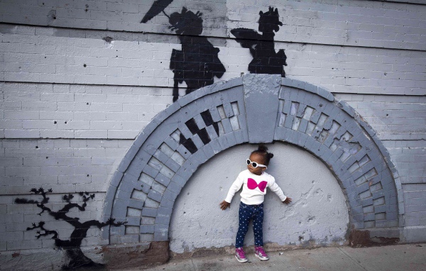 Маленькая девочка рядом с граффити