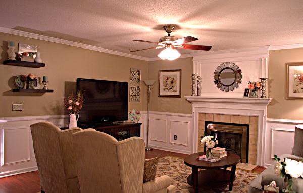 Гостиная с вентилятором на потолке