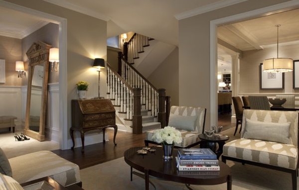 Гостиная с лестницей на второй этаж