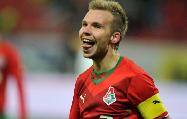 Защитник Локомотива Роман Шишкин на поле