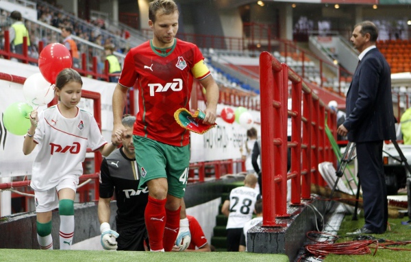 Защитник Локомотива Роман Шишкин выходит на поле