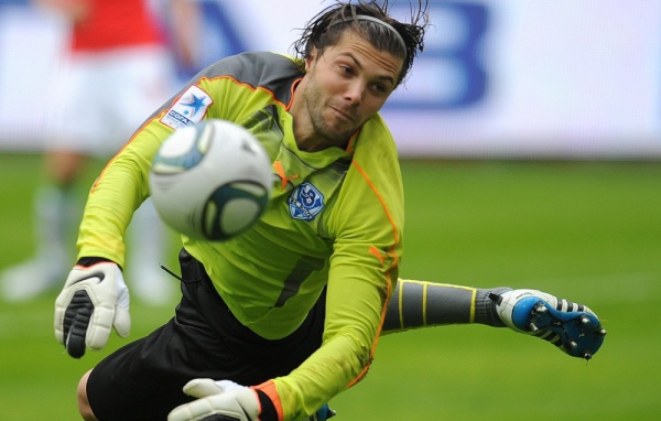 Вратарь Локомотива Илья Абаев ловит мяч