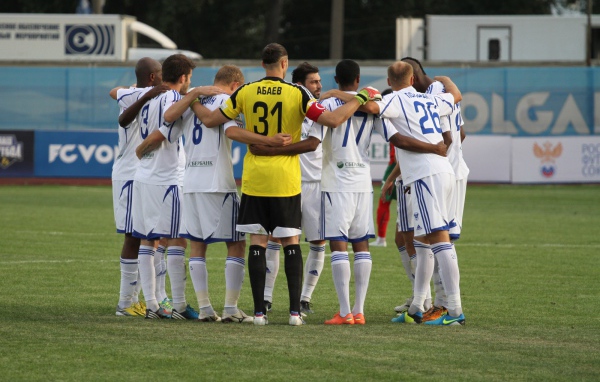 Вратарь Локомотива Илья Абаев с командой