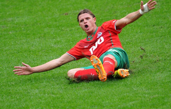 Дмитрий Тарасов полузащитник Локомотива на поле