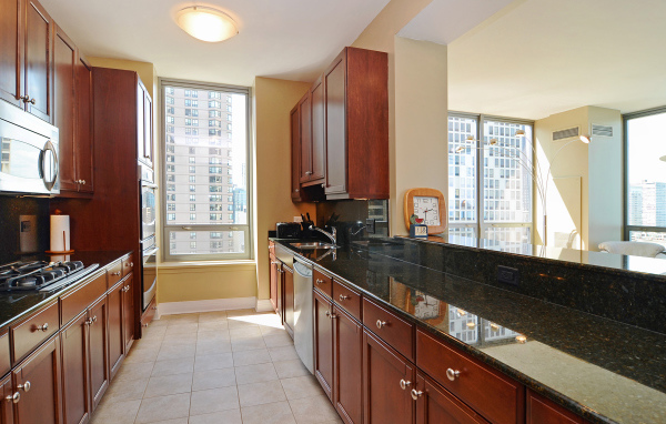 Длинная коричневая кухня