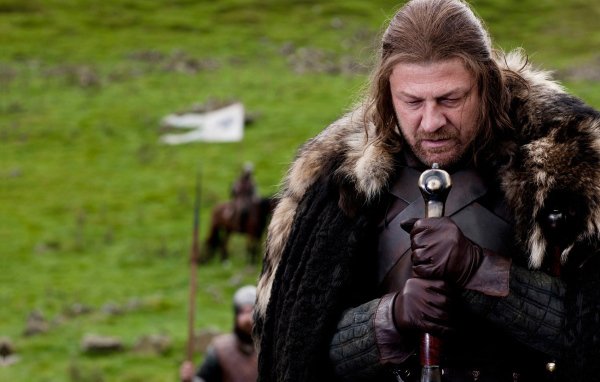 Лорд склонился на свой меч в сериале Игры престолов