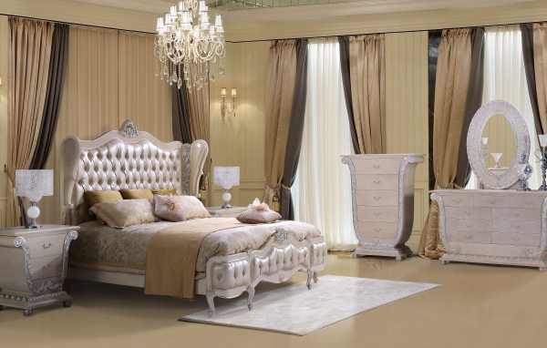 Роскошная спальня с большой кроватью