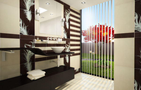 Красное дерево за окном ванной