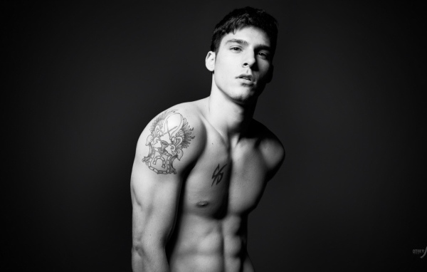 Мужчина с татуировками