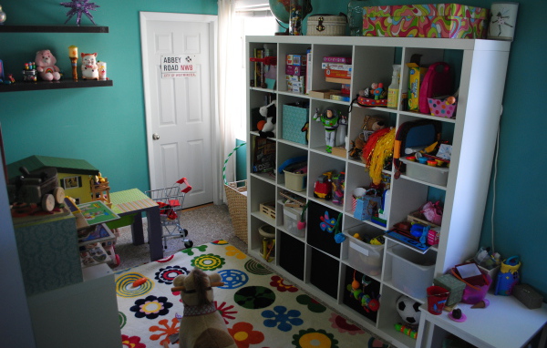 Много игрушек в детской комнате