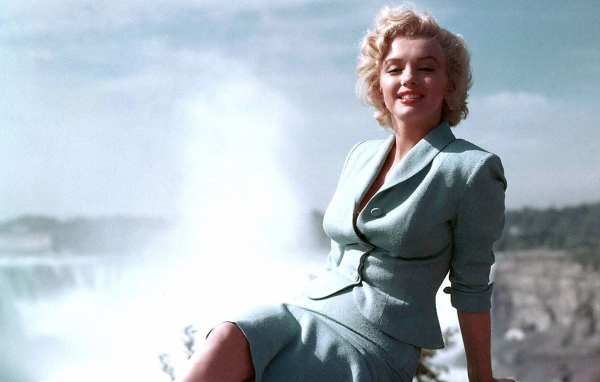 Мэрилин Монро в голубом костюме