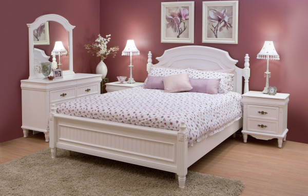 Бордовые стены в спальне