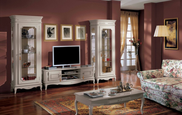 Бордовые стены в гостиной