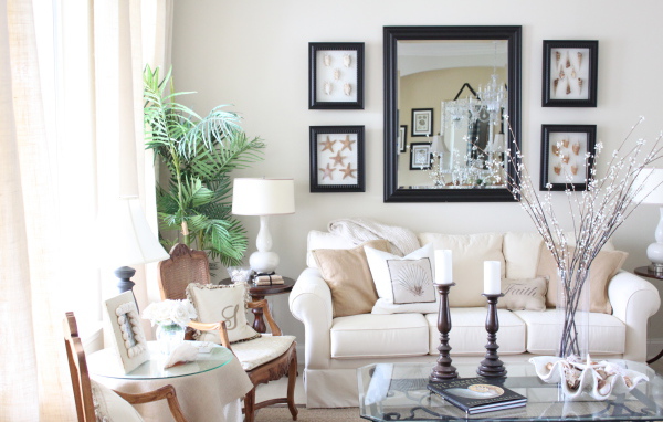 Зеркало на стене в гостиной