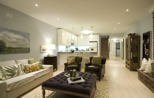 Современная гостиная с кухней