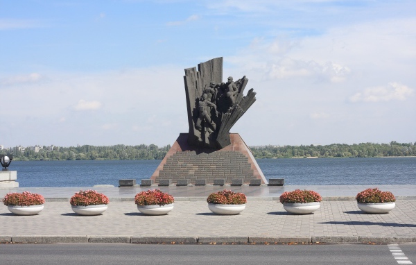Памятник на набережной Днепропетровск