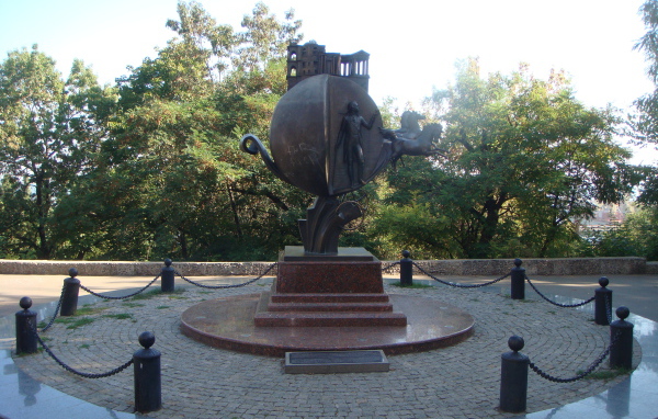 Памятник апельсину Одесса