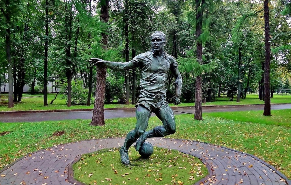 Памятник Эдуарду Стрельцову выдающемуся футболисту