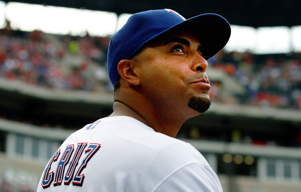 Нельсон Круз смотрит на поклонников бейсбола