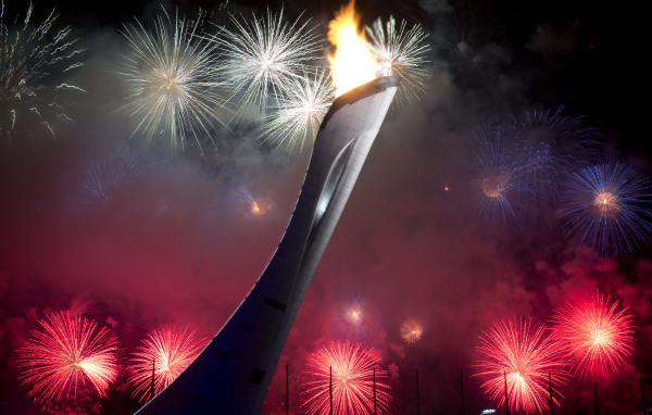 Факел олимпиады на фоне фейерверка на открытии Олимпиады в Сочи