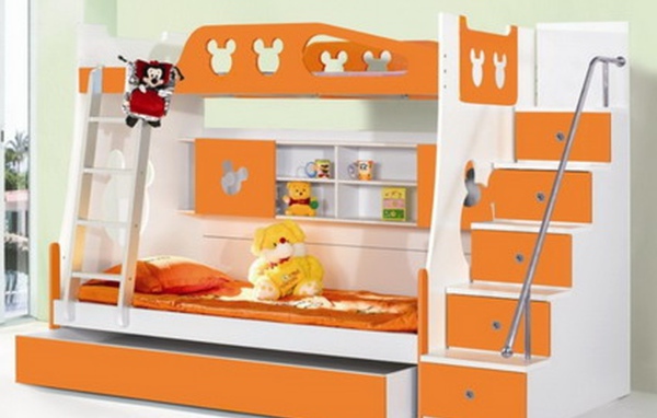 Оранжевая кровать в детской комнате