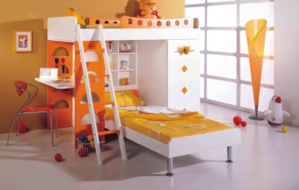 Оранжевая стена в детской комнате