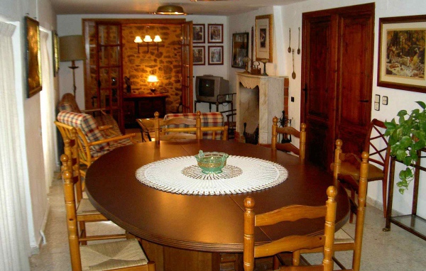 Овальный стол в столовой