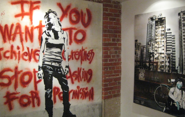 Нарисованная девушка в полный рост