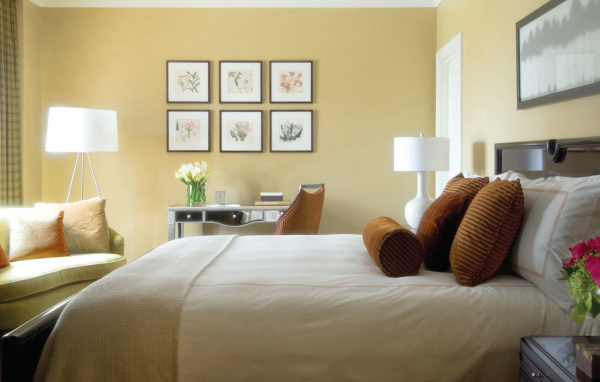 Картины на стене в спальне