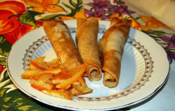 Блины на тарелке на Масленицу