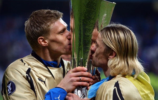 Павел Погребняк игрок сборной России целует кубок