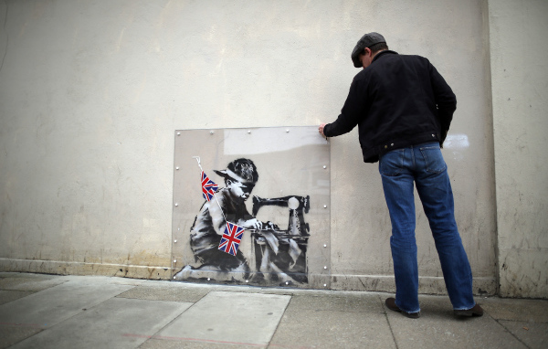 Человек рассматривает граффити