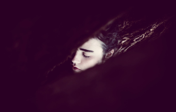 Фотография Женщина в темноте