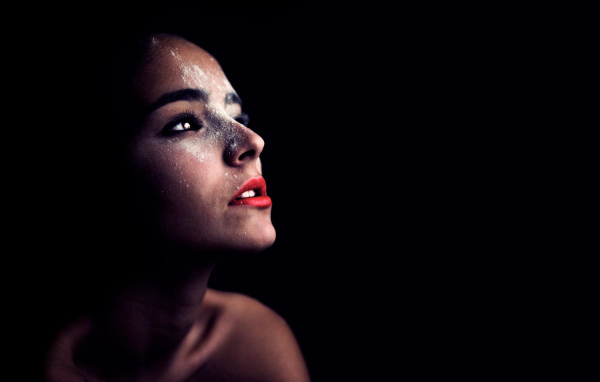 Фотография красивая женщина в темноте