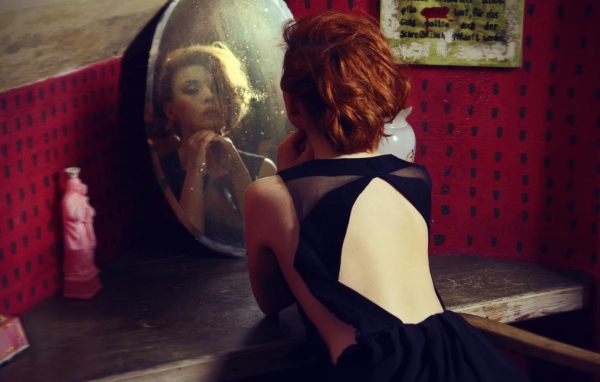 Фотография девушка смотрит в зеркало