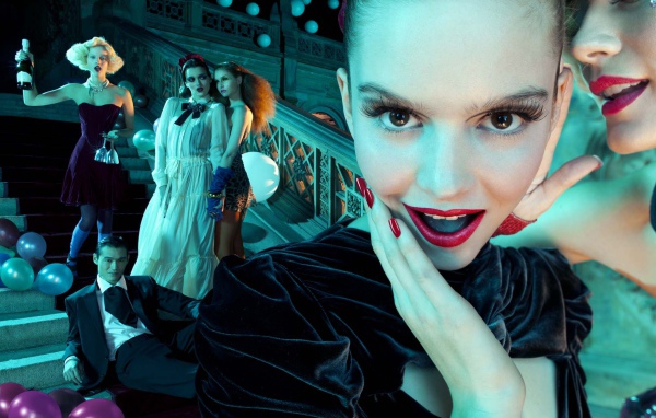 Фотография девушки веселятся