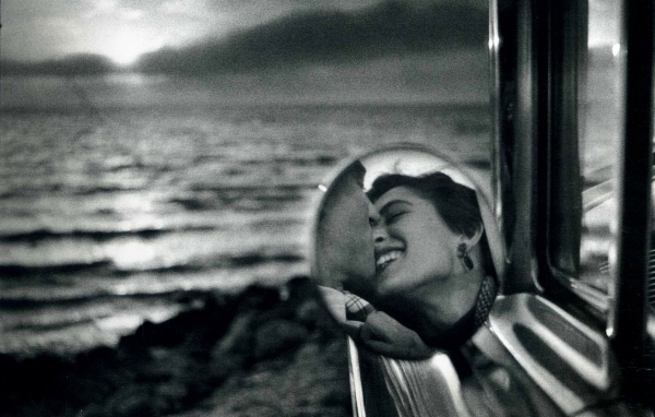 Фотография пара целуется в машине