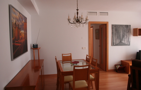 Розовые стены в столовой