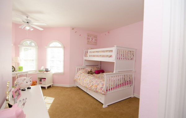 Розовые стены в детской комнате