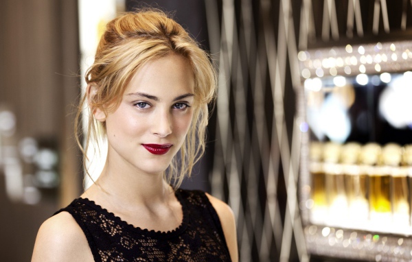 Популярная Нора Арнезедер